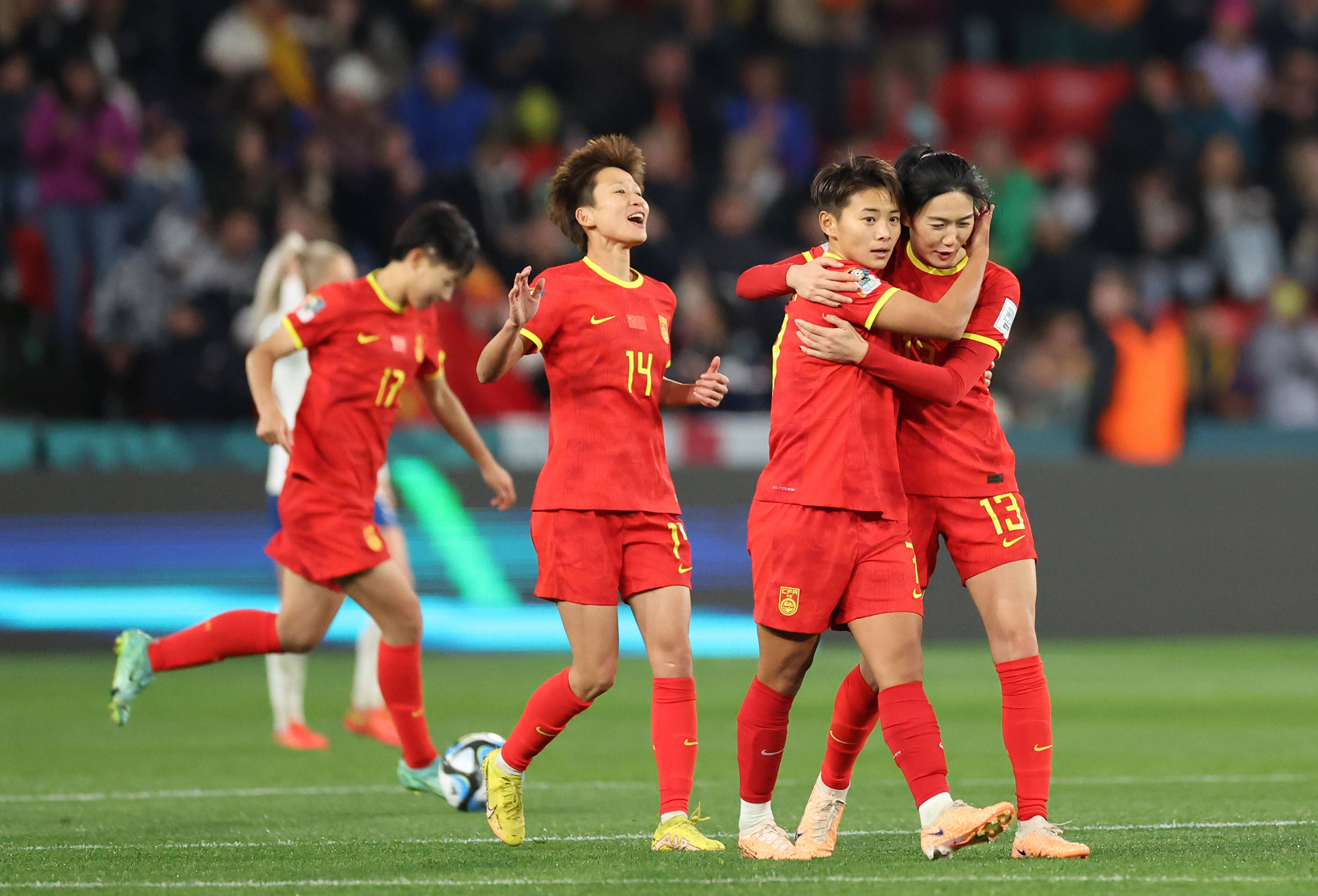 中国女足主力队员展现出色表现，备战热火朝天